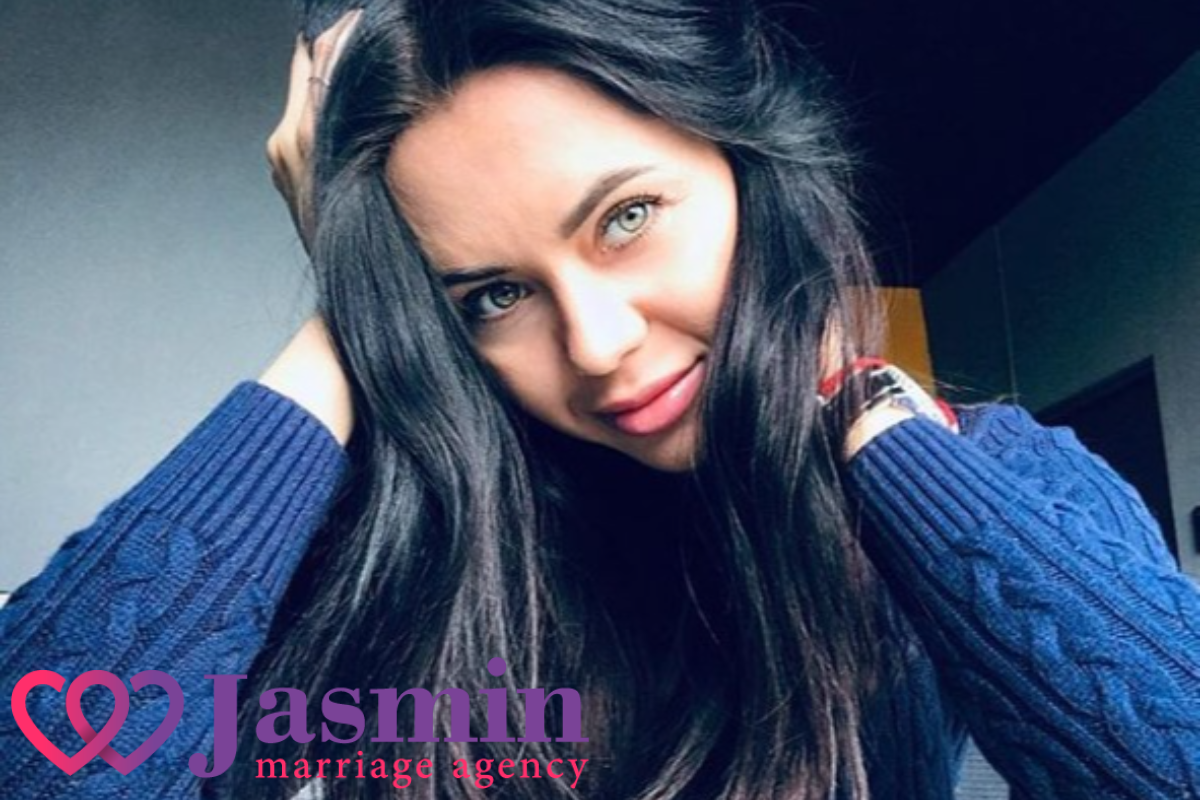 Yana, 36