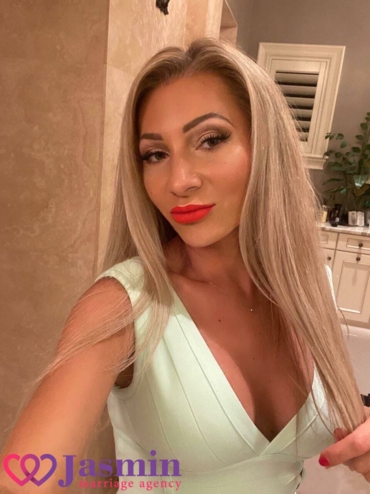 Ekaterina, 40