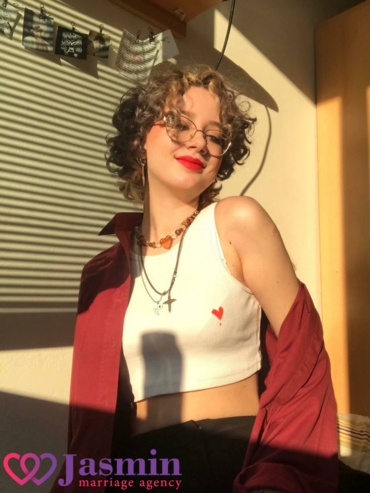 Yelyzaveta, 18
