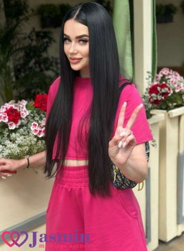 Nadiia, 31