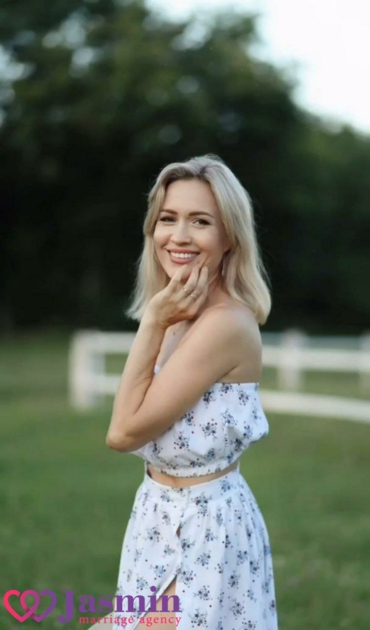 Yevheniia, 41