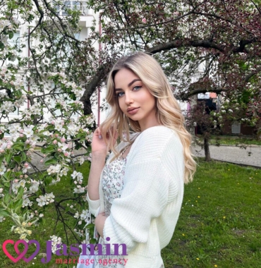 Lesia, 24