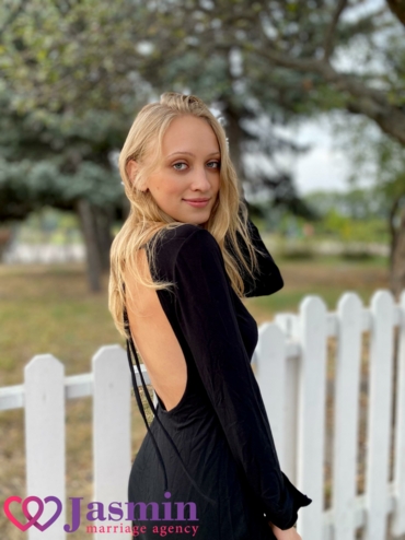 Kate from Kiev (23 y.o., Blue Eyes, Dark Brown Hair, Never been married) - photo 1 Kate from Kiev (23 y.o., Blue Eyes, Dark Brown Hair, Never been married) - photo 1