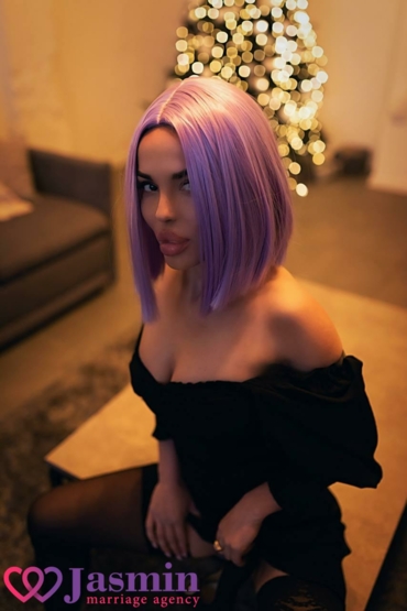 Ekaterina from Kharkiv (40 y.o., Brown Eyes, Black Hair, Single) - photo 1