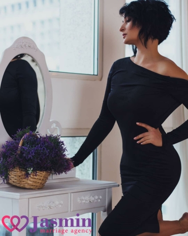 Oksana from Kiev (42 y.o., Green Eyes, Black Hair, Single) - photo 1 Oksana from Kiev (42 y.o., Green Eyes, Black Hair, Single) - photo 1