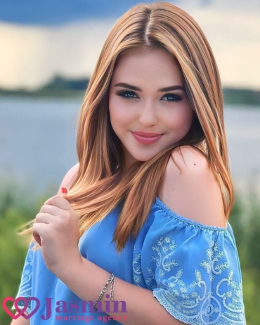 Yuliia from Rivno (19 y.o., Blue Eyes, Dark Brown Hair, Single) - photo 1