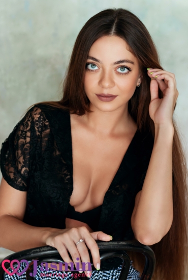 Yana from Kharkiv (33 y.o., Green Eyes, Dark Brown Hair, Never been married) - photo 1