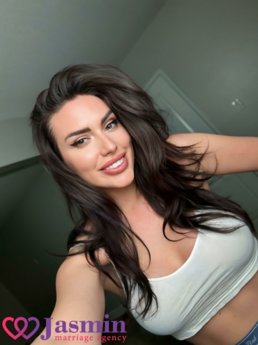 Aleksandra from Los Angeles (31 y.o., Brown Eyes, Black Hair, Single) - photo 1