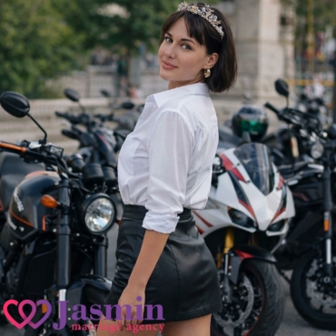 Olena from Munchen (37 y.o., Green Eyes, Black Hair, Never been married) - photo 1