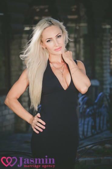 Elena from Berdyansk (45 y.o., Green Eyes, Blonde Hair, Divorced) - photo 1