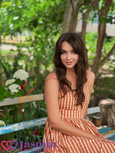 Katerina from Kyiv (25 y.o., Blue Eyes, Dark Brown Hair, Single) - photo 1