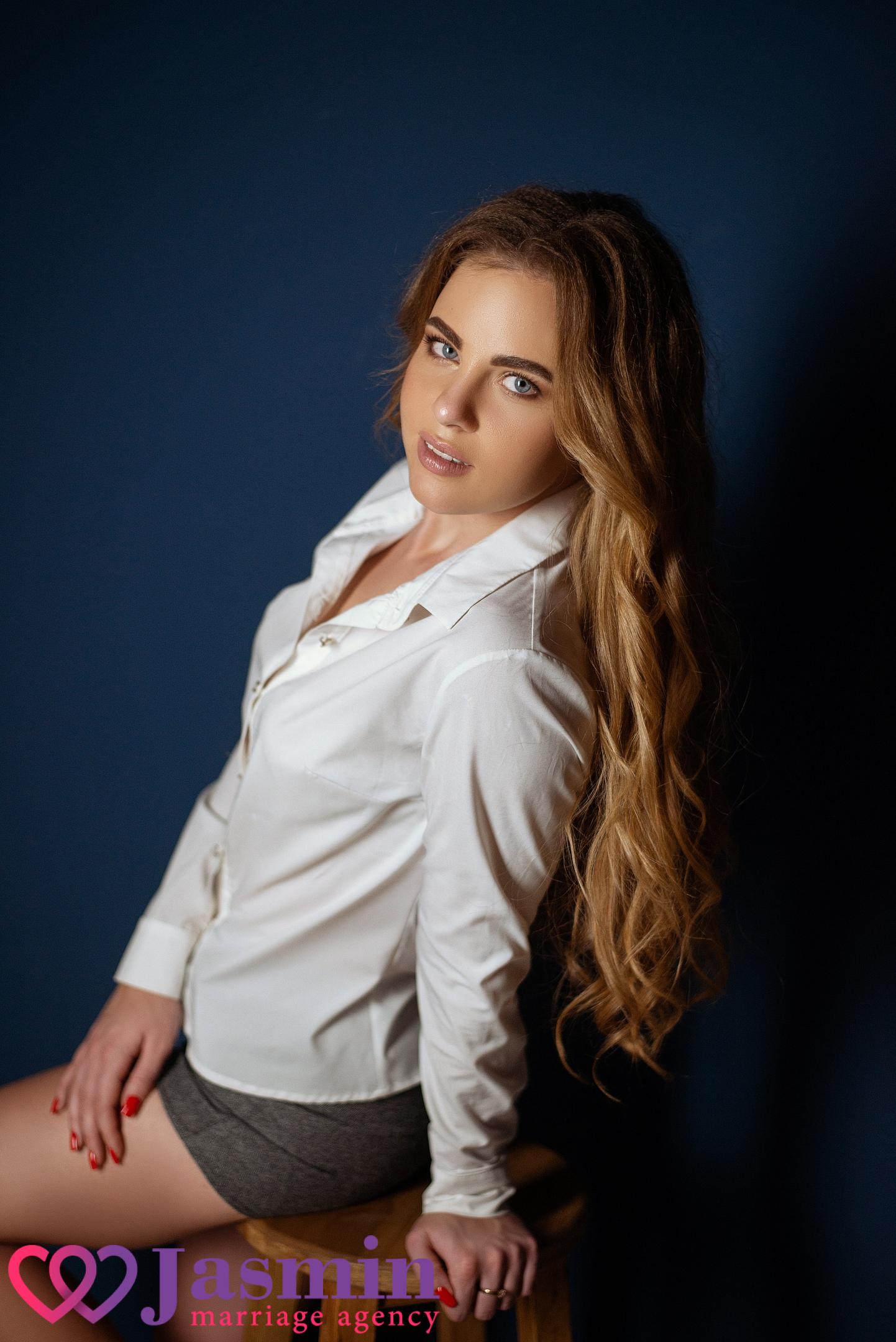 Nataliya from Kiev (27 y.o., Blue Eyes, Light Brown Hair, Divorced) - photo 2