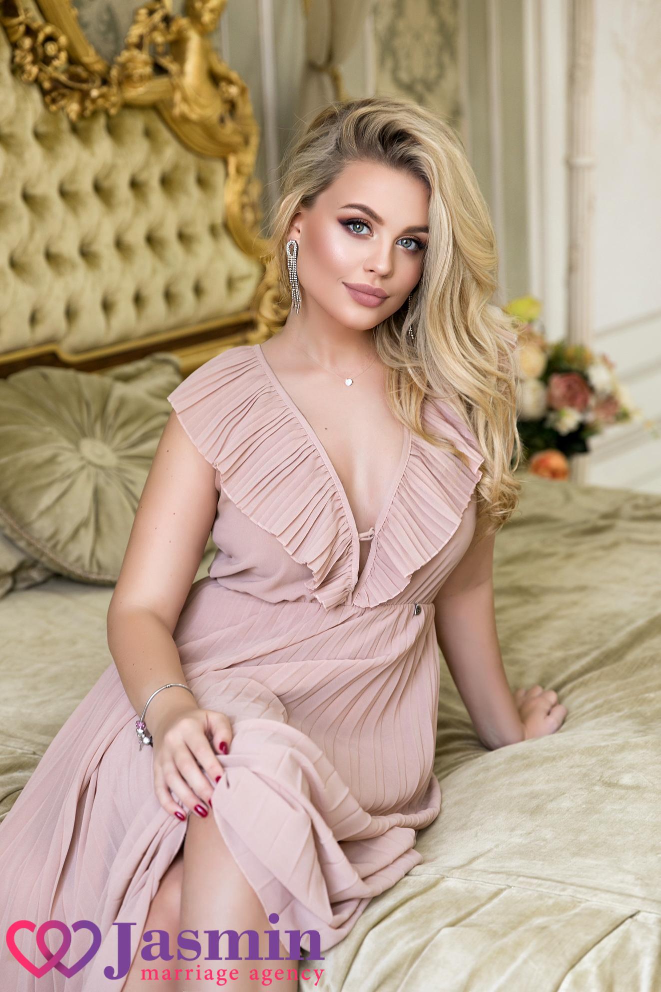 Anastasia from Kiev (27 y.o., Gris Eyes, Blond Hair, Célibataire) - photo 2