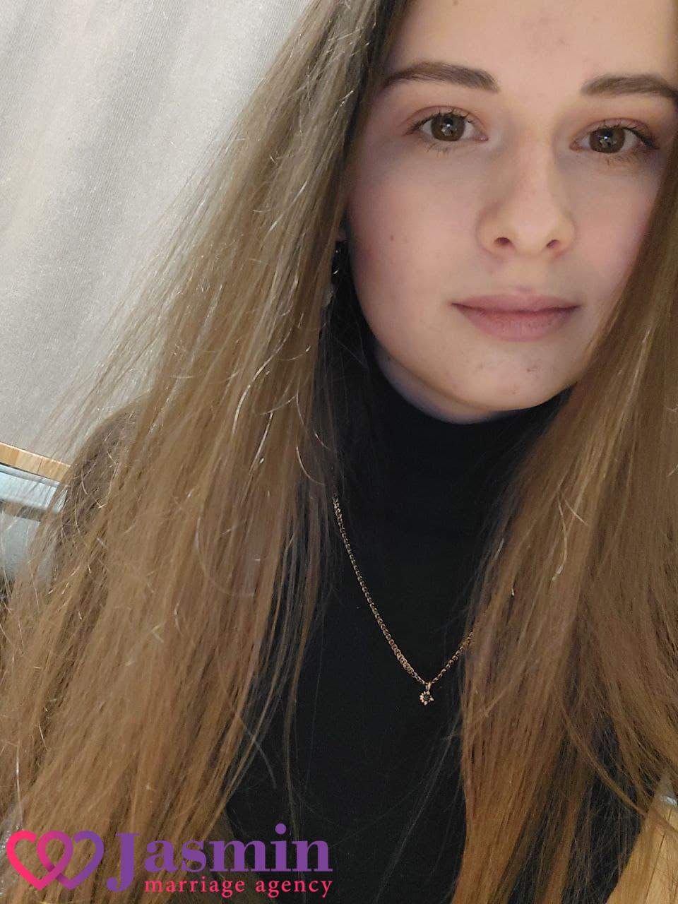 Katerina from Lutsk (23 y.o., Brown Eyes, Dark Brown Hair, Single) - photo 1